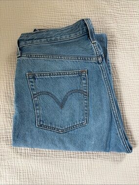 Levi's Ribcage Straight Ankle Jeans in light blue wash size 30